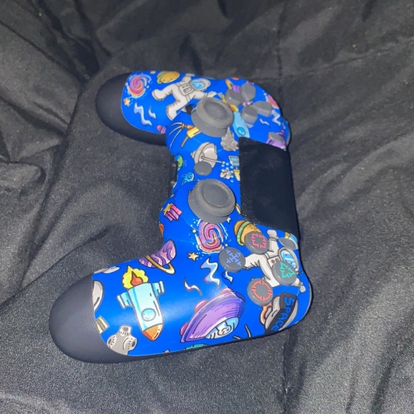 Space inspired PS4 controller bought and customized for 150$ selling for 100$ - Picture 4 of 4